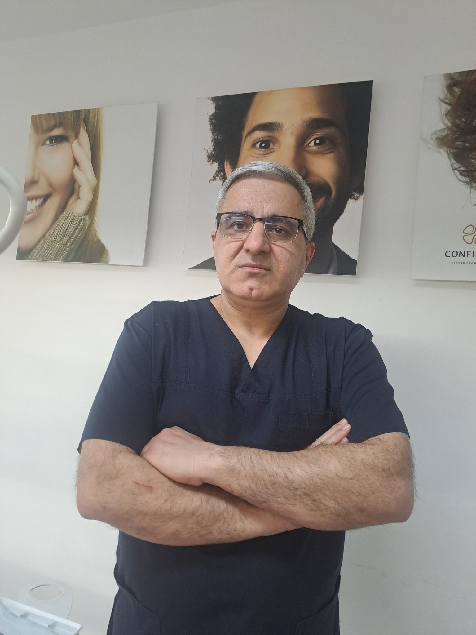 Dr. Hatami Aboali în cabinet
